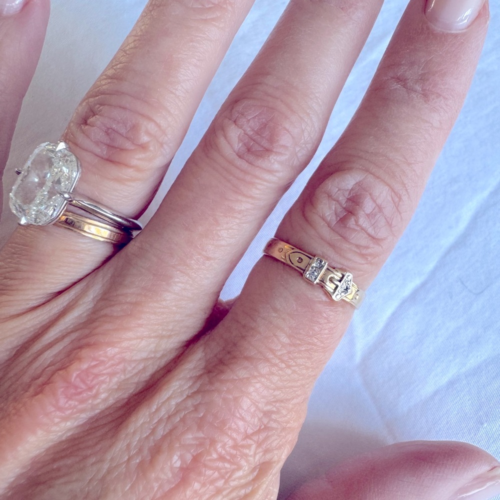 Vintage yellow gold + diamonds buckle ring - size 5 3/4